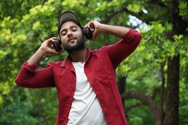 Ein Mann, der online Musik hört