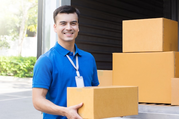 Ein Mann, der Paket vom Lieferwagen trägt