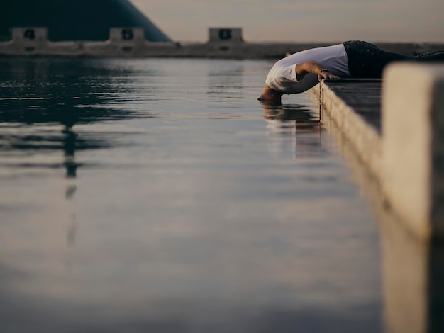 Ein Mann, der seinen Kopf in das Wasser steckt