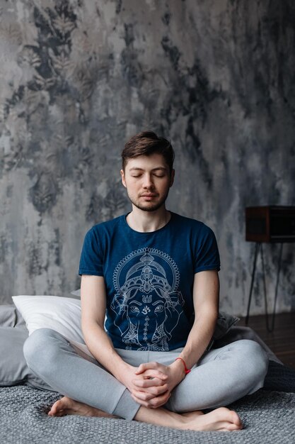 Foto ein mann, der sich mit yoga und meditation beschäftigt und asanas ausführt