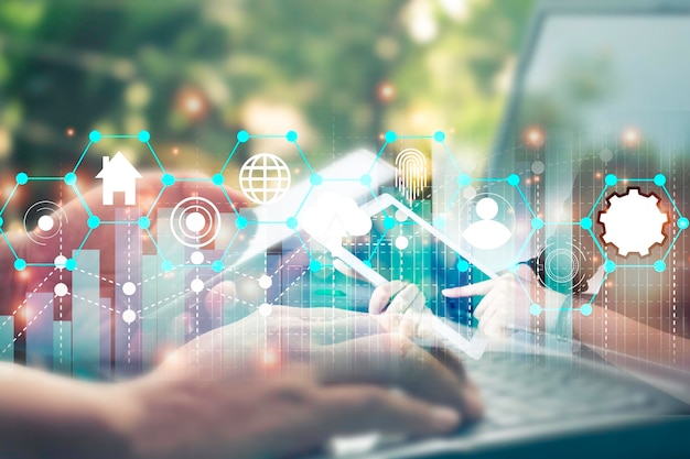 Ein Mann, der Smartphone und Laptop zur Analyse von Diagrammen für das Datenmanagement verwendet, um einen Bericht zu erstellenFinanztechnologieLaptop viele DiagrammeInvestitionFotokonzept von Datenanalysten und Finanzen