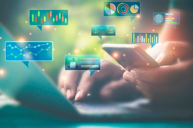 Ein Mann, der Smartphone und Laptop zur Analyse von Diagrammen für das Datenmanagement verwendet, um einen Bericht zu erstellenFinanztechnologieLaptop viele DiagrammeInvestitionFotokonzept von Datenanalysten und Finanzen