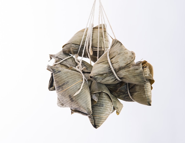 Ein Mann, der Zongzi, Reisknödel für Drachenbootfest hält