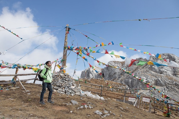 Ein Mann des Wanderers auf hohem Berg in Tibet, China