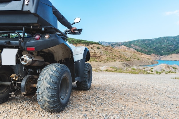 Ein Mann fährt ATV im Gelände