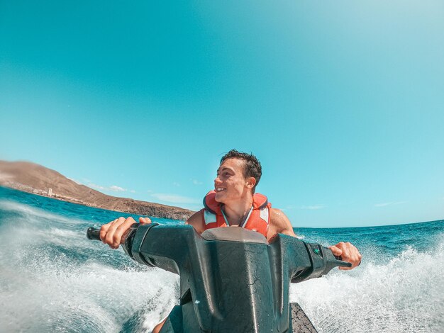 Foto ein mann fährt auf einem jet-ski im meer