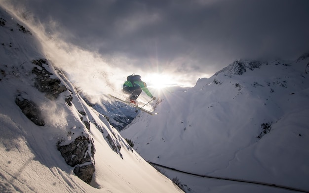 Ein Mann fährt auf einem schneebedeckten Berg Ski