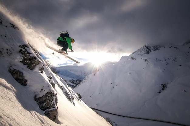 Ein Mann fährt auf einem schneebedeckten Berg Ski