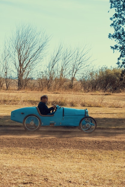 Foto ein mann fährt ein retro-auto