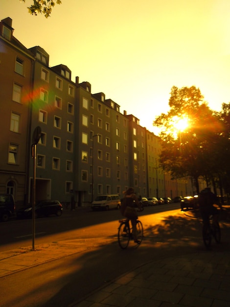 Foto ein mann fährt mit dem fahrrad auf der straße