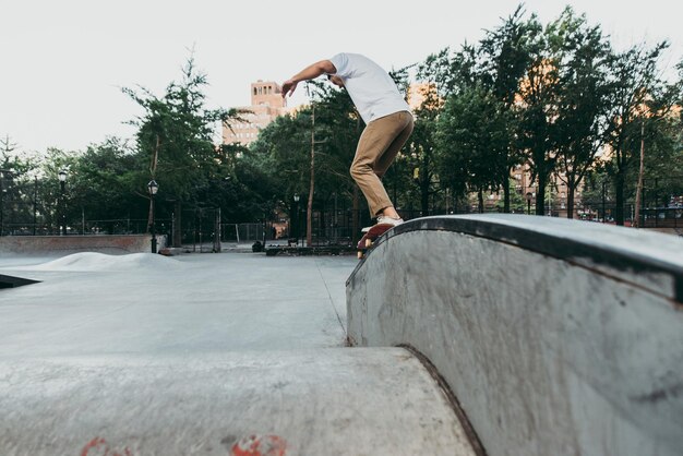 Foto ein mann fährt skateboard im skateboardpark