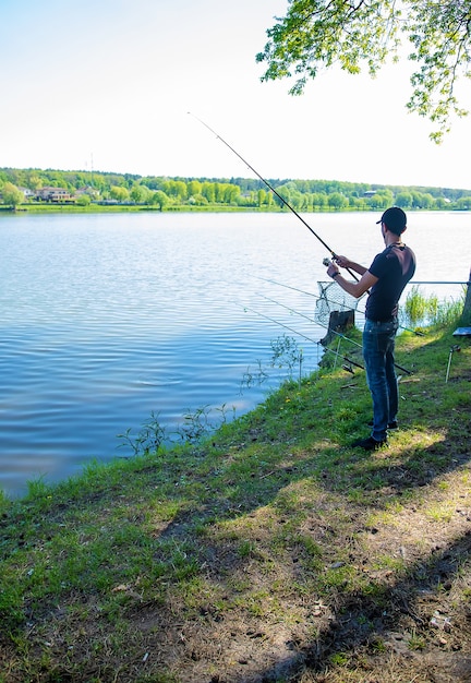 Ein Mann fischt auf dem See