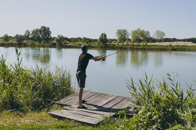 Ein Mann fischt vom Pier