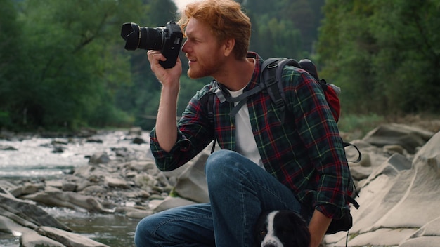 Foto ein mann fotografiert mit einer kamera einen fluss.