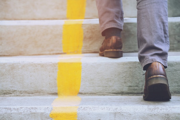 Ein Mann geht die Treppe hinauf