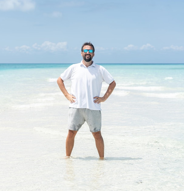 Ein Mann genießt schönen tropischen Strand