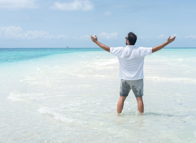 Ein Mann genießt schönen tropischen Strand