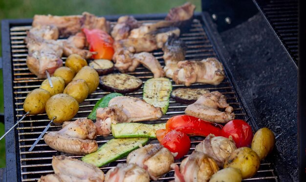 Ein Mann grillt Gemüse und Fleisch. Selektiver Fokus Natur