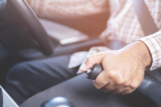 Foto ein mann hält ein auto mit einer handbremse zur sicherheit an