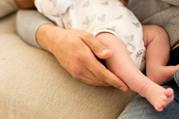 Ein Mann hält ein Baby mit einem herzförmigen Muster darauf