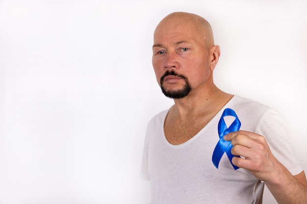 Ein Mann hält ein blaues Band