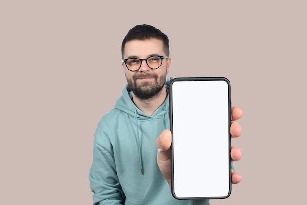 Ein Mann hält ein Telefon mit einem leeren Bildschirm
