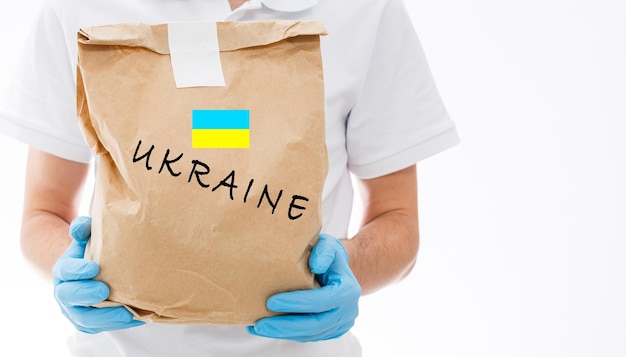 Ein Mann hält eine Kiste mit humanitärer Hilfe für die Ukraine
