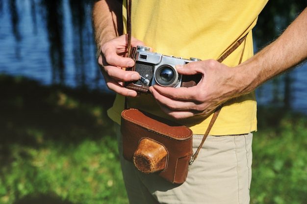 Ein Mann hält eine Vintage-Kamera.