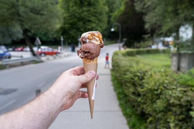 Ein Mann hält einen Eiscreme-Kegel