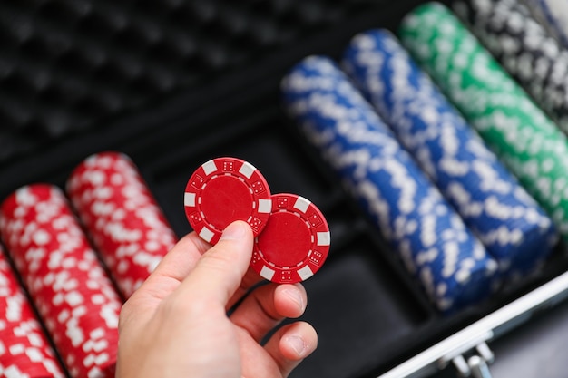 Ein Mann hält Pokerchips in der Hand