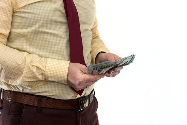 Ein Mann im Anzug bietet ein Bestechungsgeld für ein Produkt oder eine Dienstleistung an
