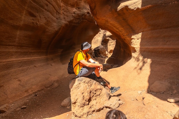 Ein Mann im Kalkstein-Canyon Barranco de las Vacas auf den Kanarischen Inseln Gran Canaria