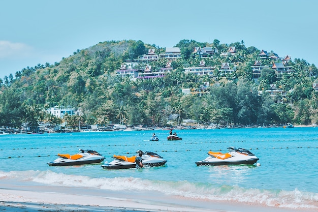 Ein Mann im Meer wählt ein Jetski Tree Waterbikes in der Nähe der Küste