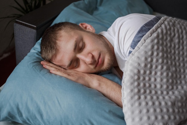 Ein Mann im Schlafanzug schläft im Bett