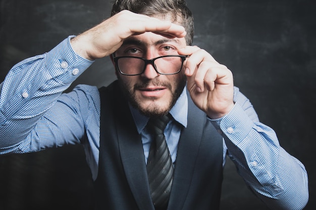 Ein Mann in Anzug und Brille schaut überrascht einen dunklen Feind an