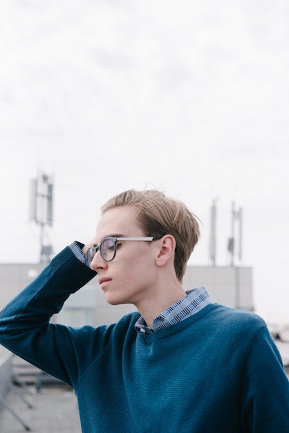 Ein Mann in einem blauen Pullover wirft auf.