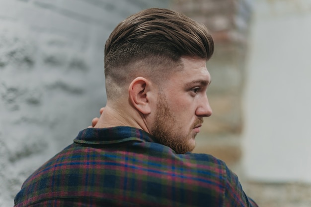 Ein Mann in einem Friseursalon für Haarschnitte und Rasieren