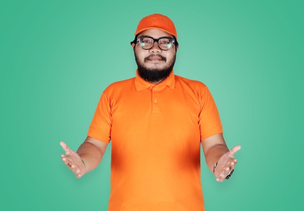 Ein Mann in einem orangefarbenen Hemd und einem Hut auf dem Kopf