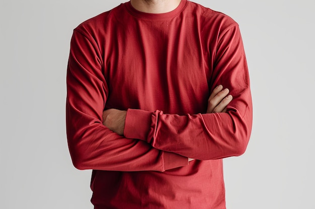 Ein Mann in einem roten Hemd posiert für ein Foto mit gekreuzten Armen und den Armen hinter seinem C.