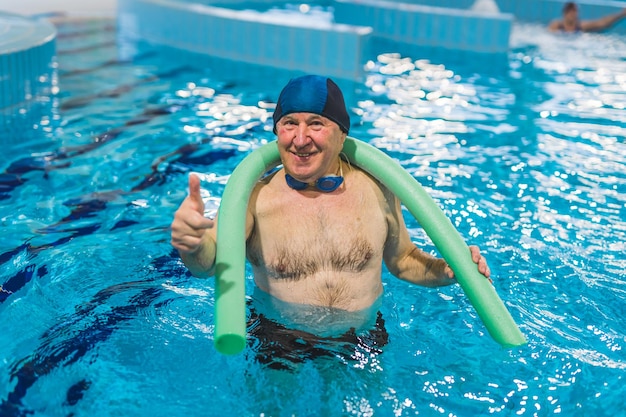 Ein Mann in einem Schwimmbad mit einer Maske auf dem Kopf und einer Mütze mit der Aufschrift "Ich bin ein Schwimmer".