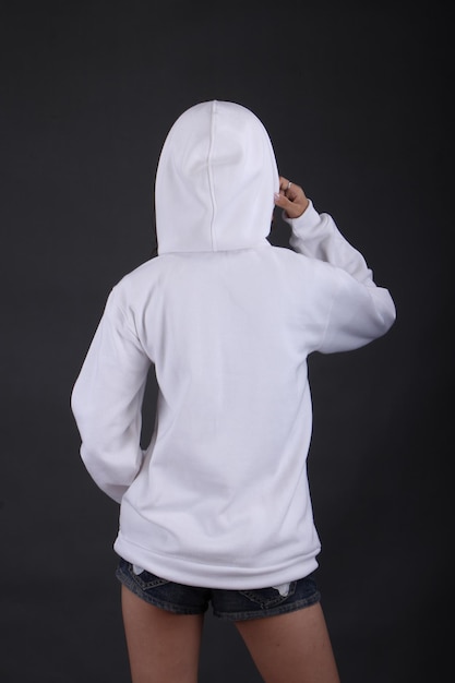 Ein Mann in einem weißen Hoodie mit dem Wort Love auf dem Rücken