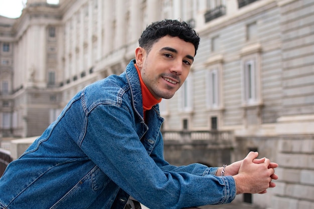 Ein Mann in einer blauen Jeansjacke lächelt in die Kamera.