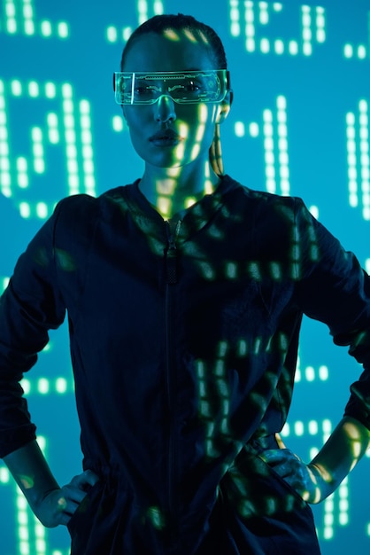 ein Mann in einer Brille und einem Hemd mit dem Wort darauf