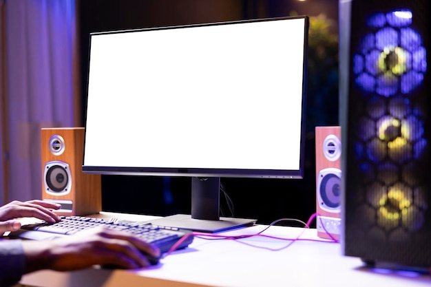Ein Mann in einer schwach beleuchteten Wohnung spielt Videospiele auf einem isolierten Bildschirm auf einem Gaming-PC