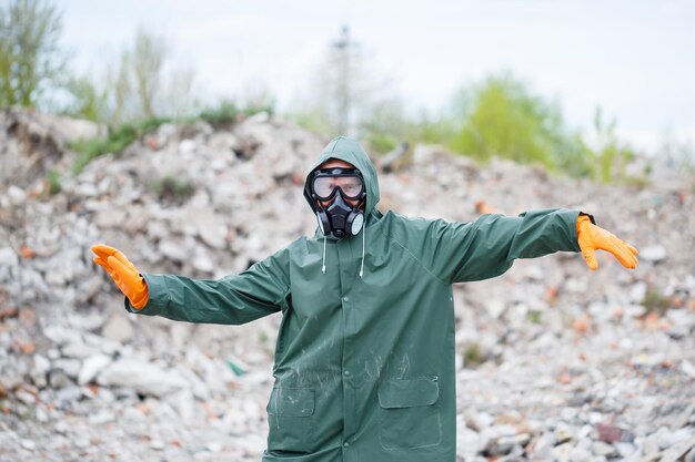 Ein Mann in Schutzmaske und Schutzkleidung erkundet die Gefahrenzone Ökologische Katastrophe selektiver Fokus