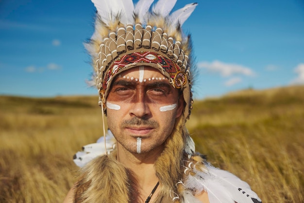 Ein Mann in traditioneller indianischer Kleidung in der Steppe