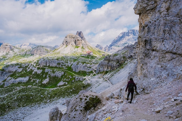 Foto ein mann in voller länge auf einem felsen in den bergen gegen den himmel