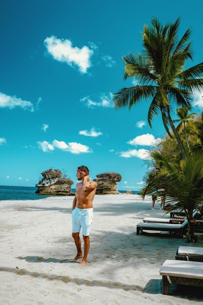 Foto ein mann in voller länge steht am strand gegen den himmel