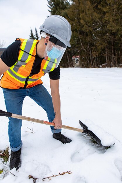 Foto ein mann in voller länge steht auf einem schneebedeckten land