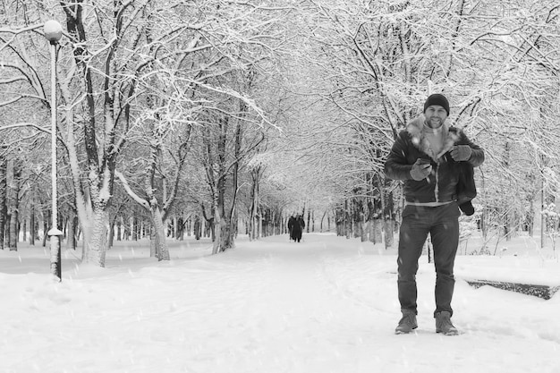 Ein Mann in Winterkleidung auf der Straße